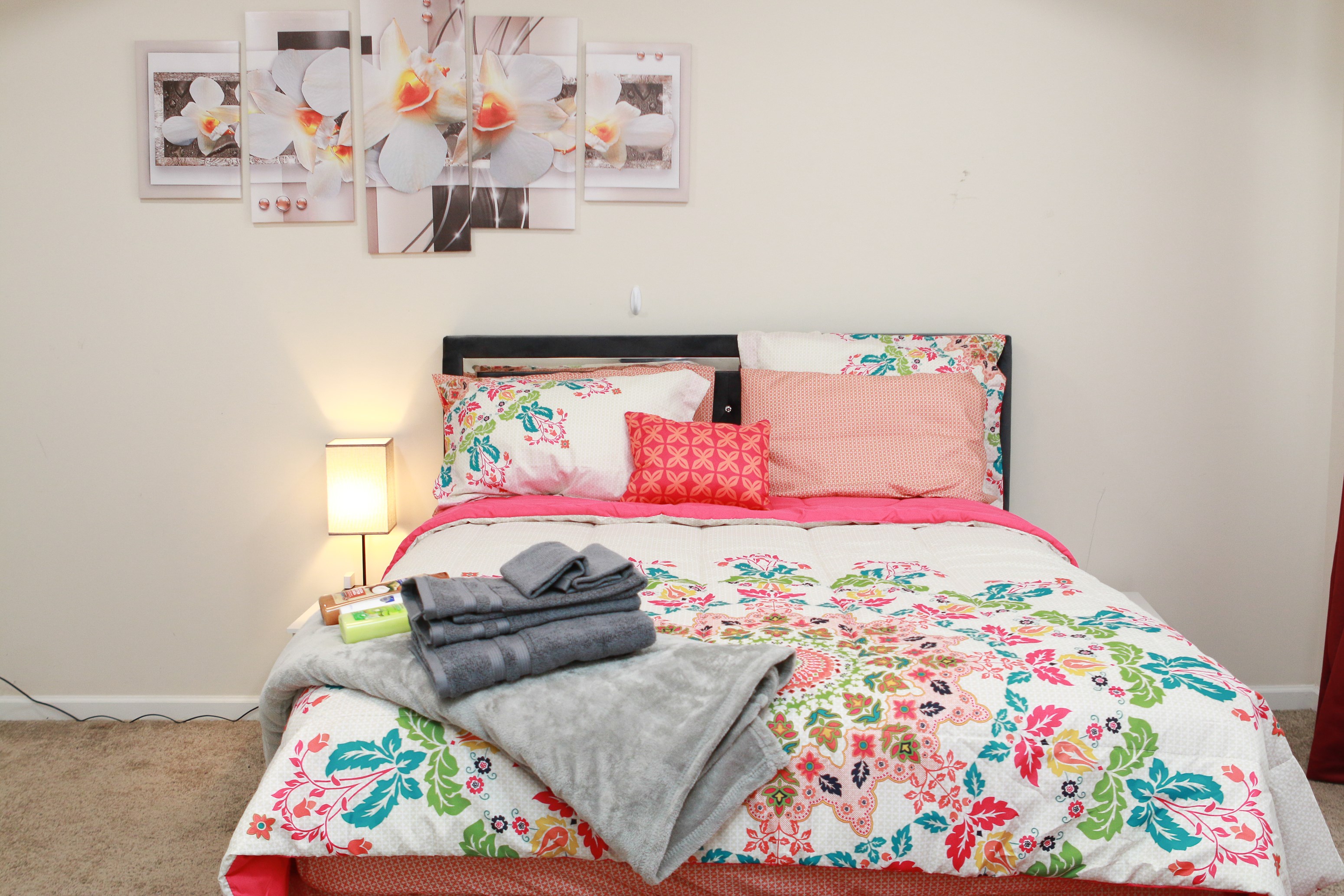 Bedroom In Spacious Smart Beautiful Home
