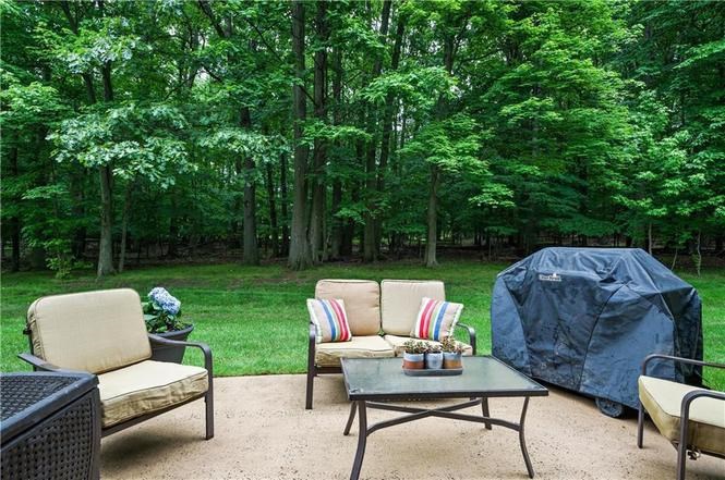 Stunning 2BR North Edison Townhome: Private EV Charger, Near Metropark