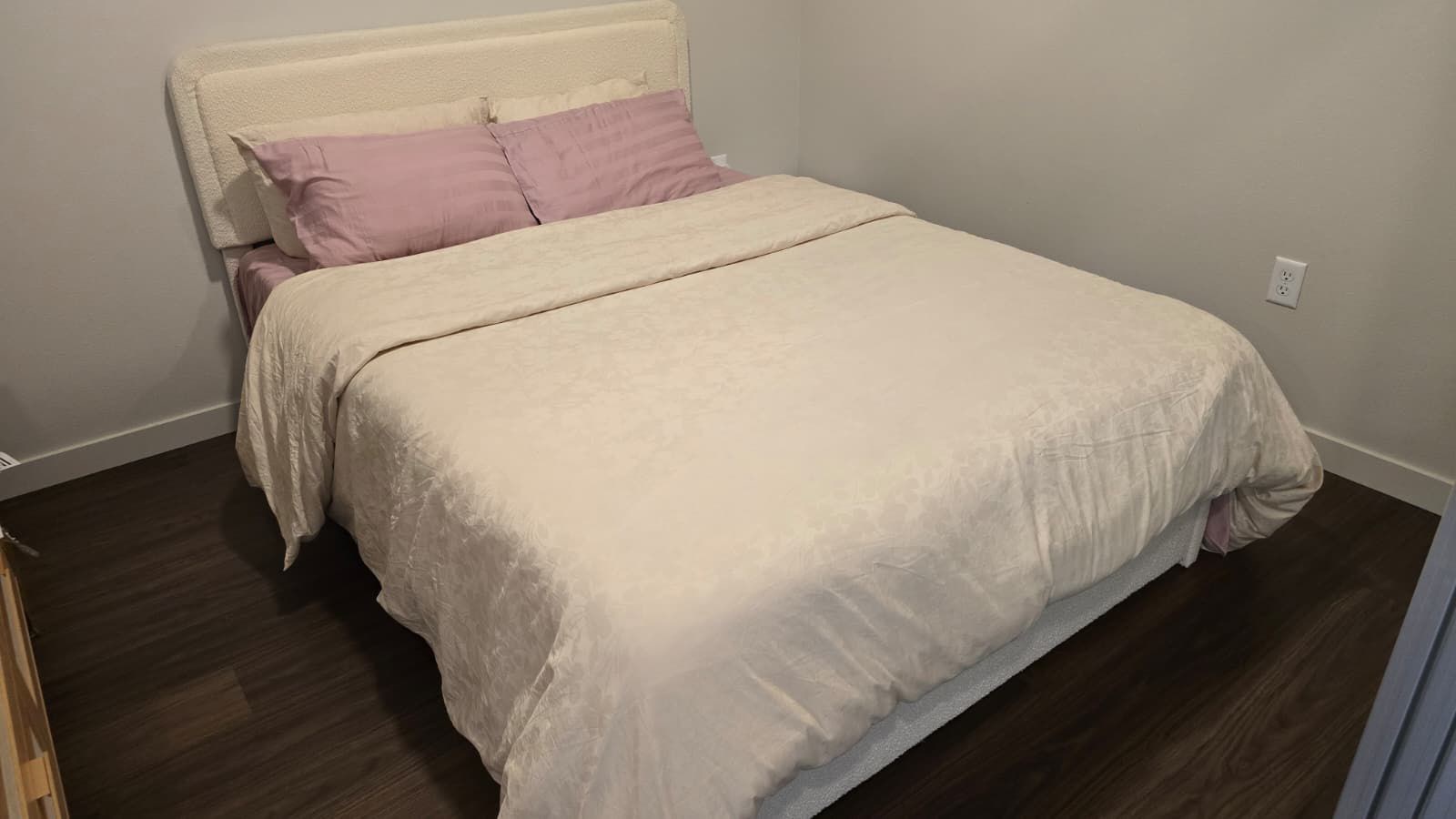 1Bed/1Bath $1250   Utilities (discounted From 1865)