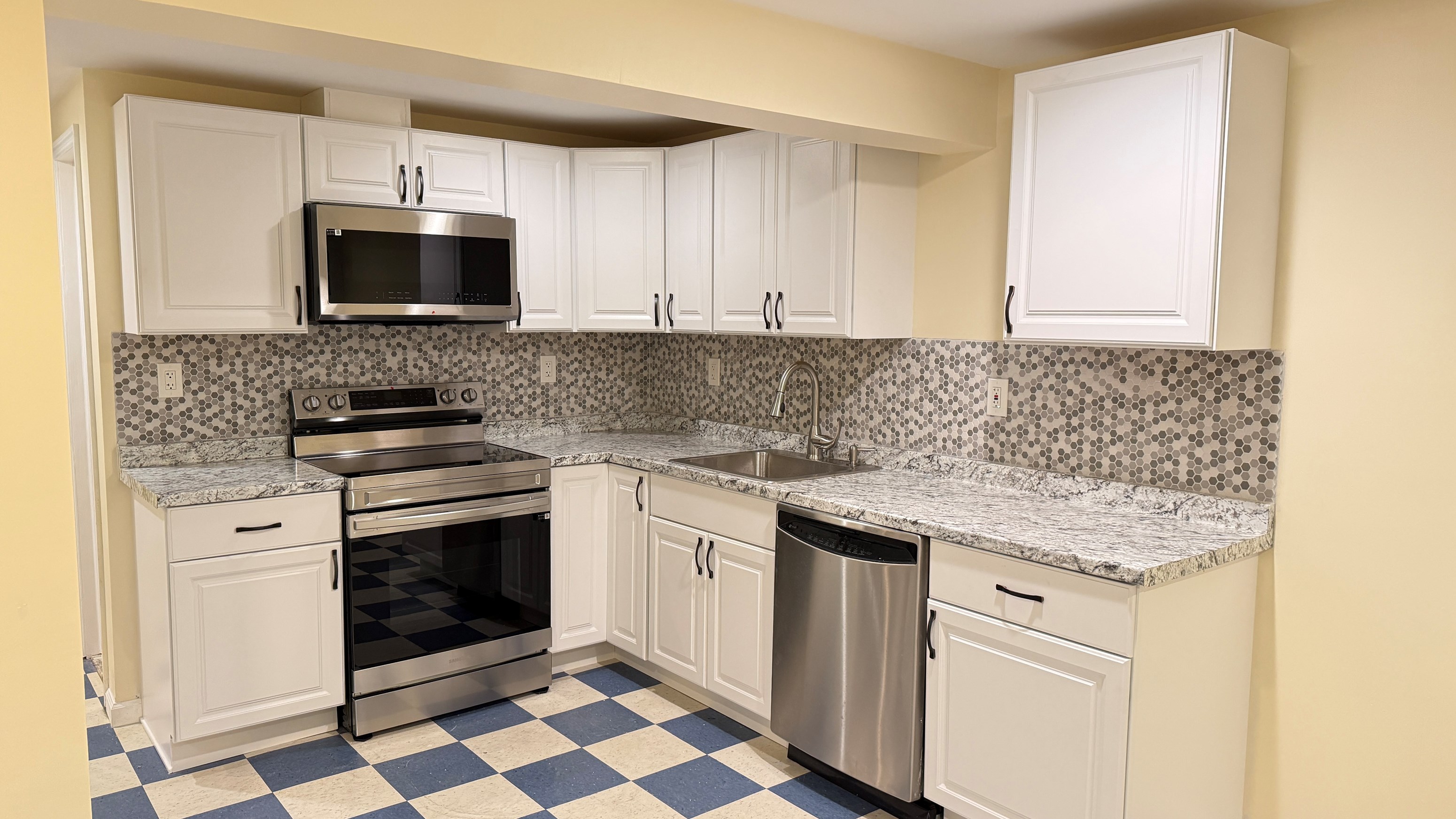 All Utilities Included! Spacious 1 BHK Basement With Private Entrance