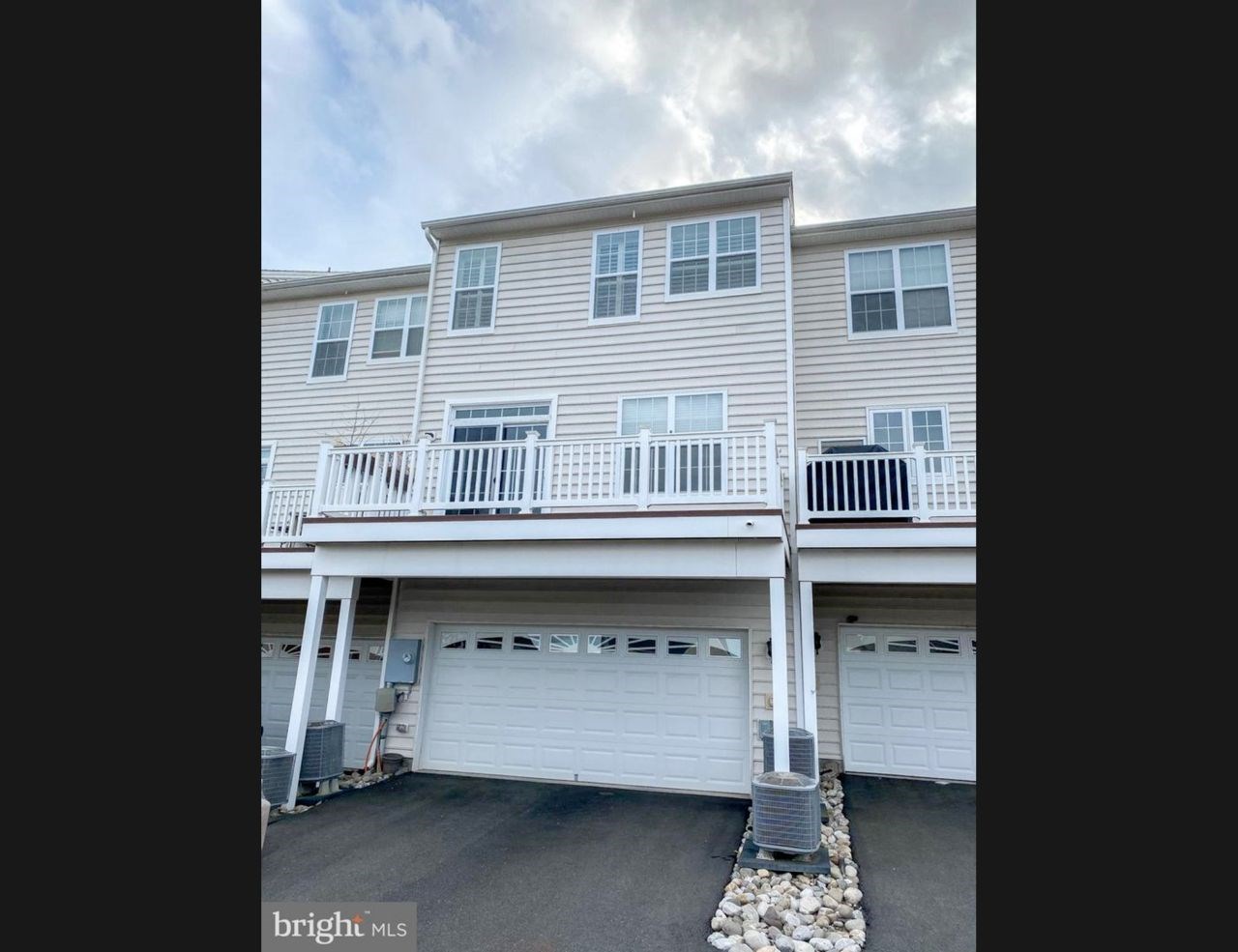 Townhouse For Rent In Pretigeous LV2 Community In Ashburn VA
