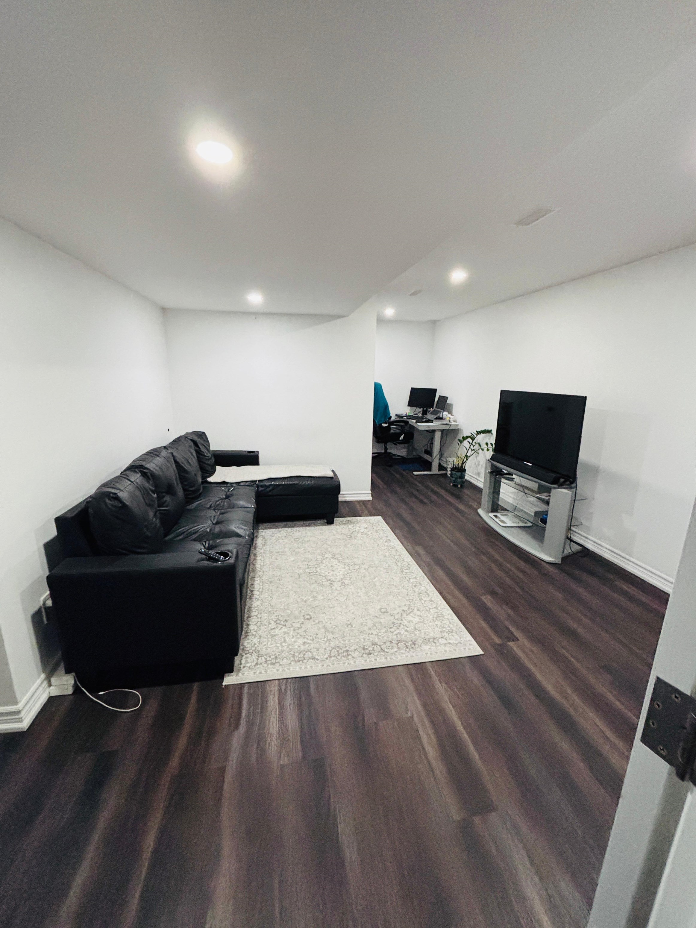 ?? 2 Bedroom, 1 Bath Bright & Spacious Basement For Rent