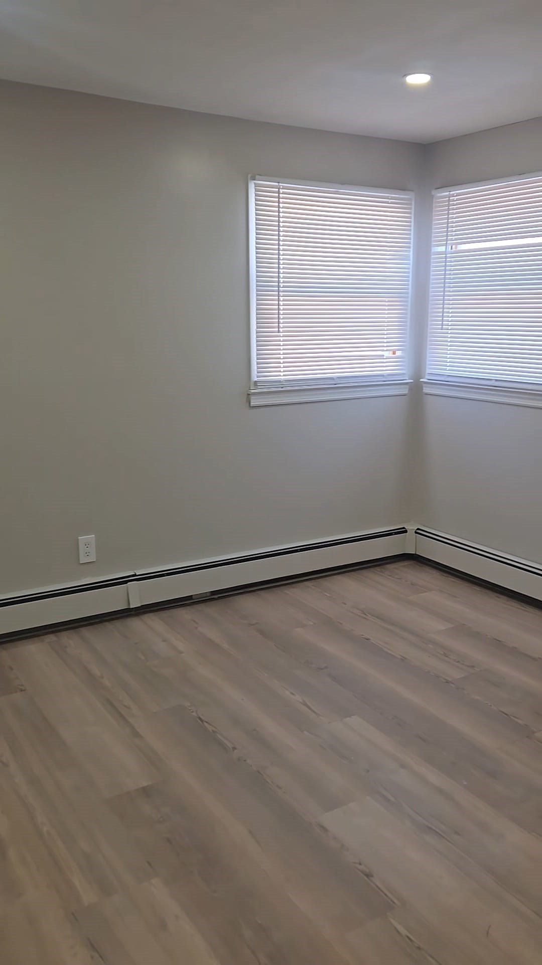 Renovated Spacious 2 Bedroom With Living Room