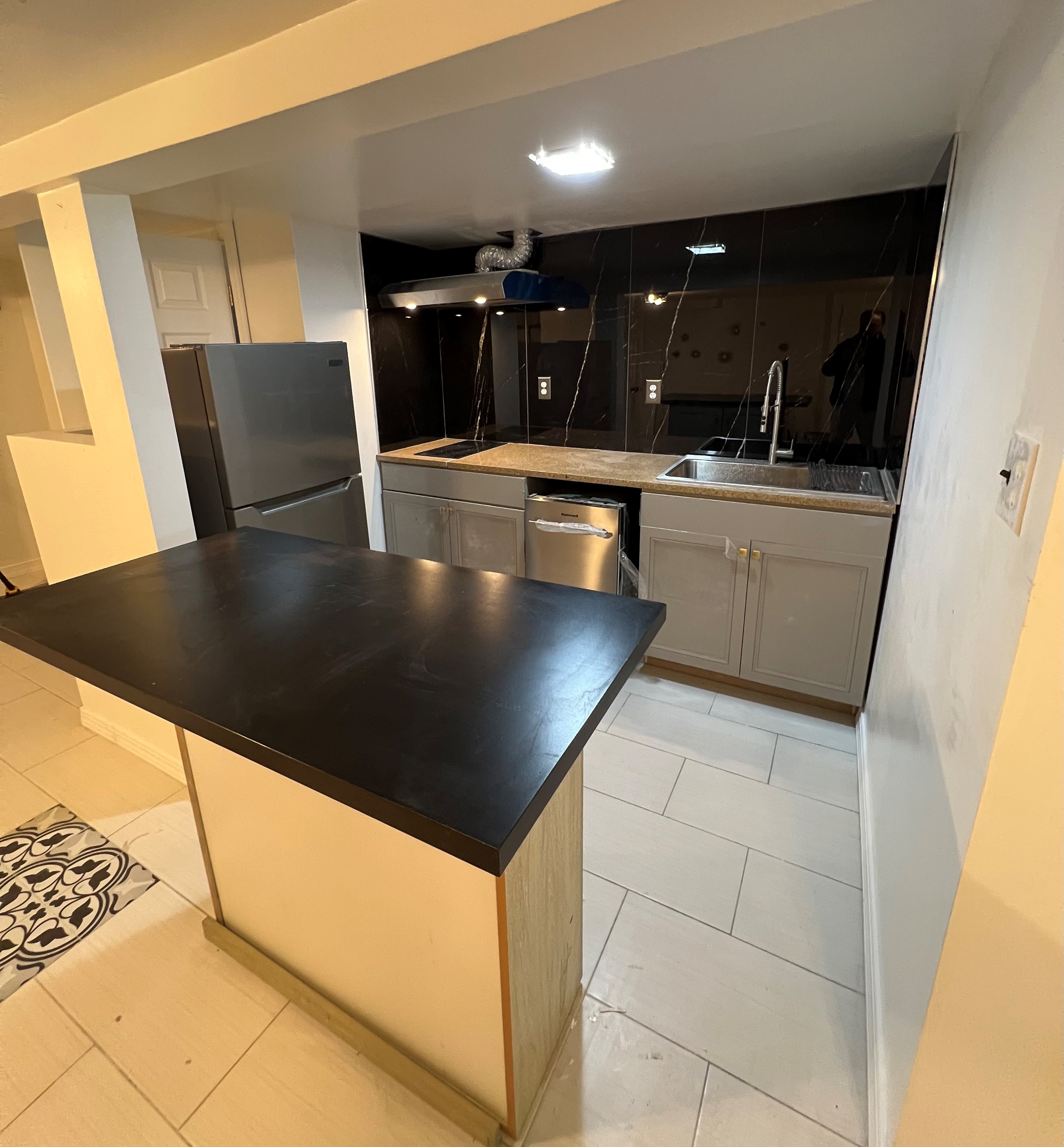 Click to Enlarge Renovated One Bedroom Living Kitchen Full & Laundry Including Utilities
