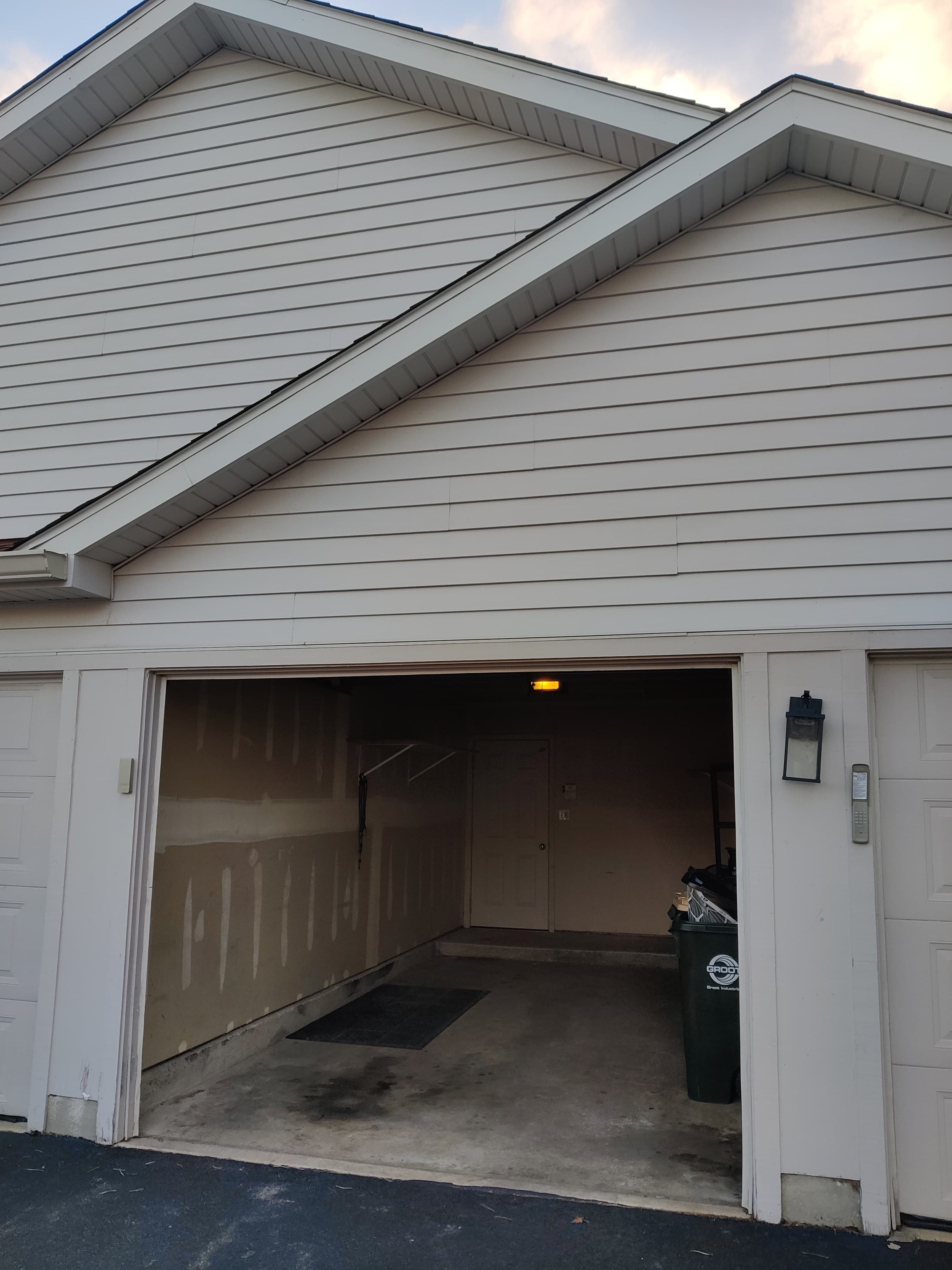2 Bed/ 2 Bath, 1008 Sqft, Apartment Available For Subleasing.
