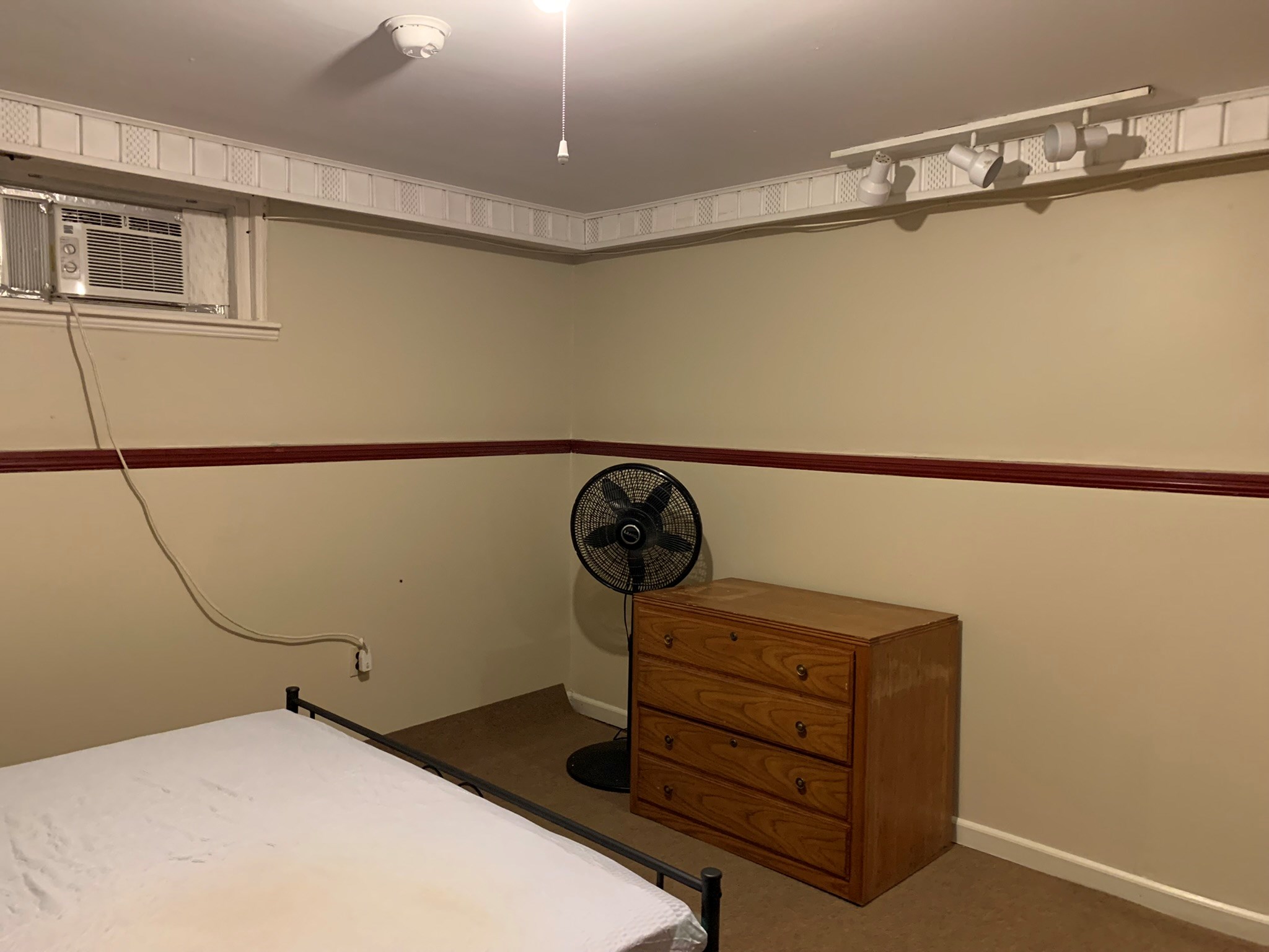 BasementApartment Walk2MetroparkTrain & Oaktree Rd -1BR1BA Furnished Free  Parking /laundry
