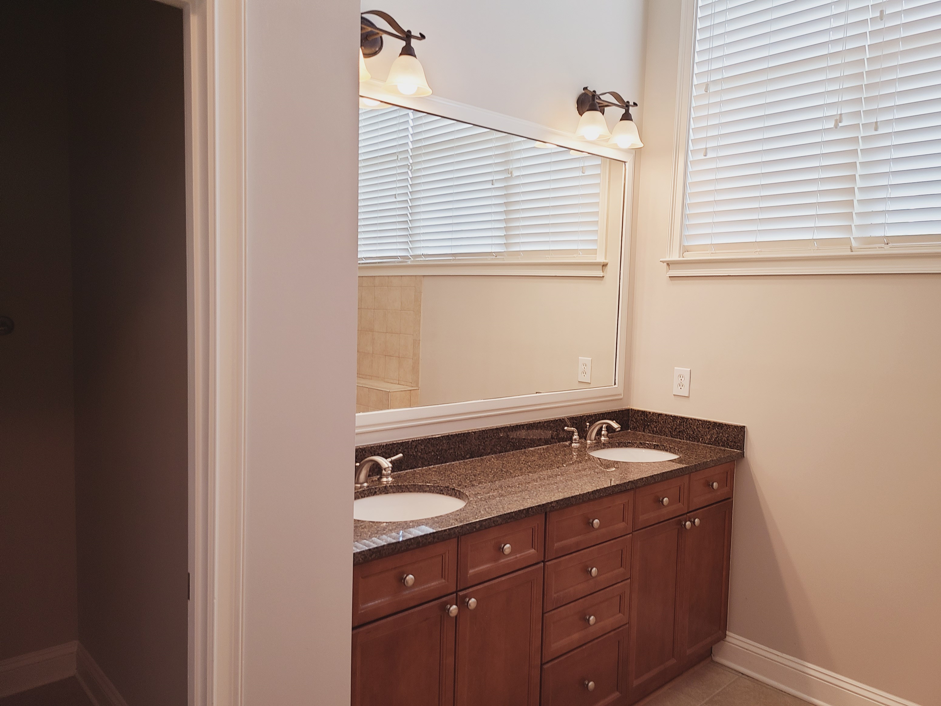 Beautiful Townhome available in Dunwoody (Centrally Located to Groceries/Marta/Multiple Offices)
