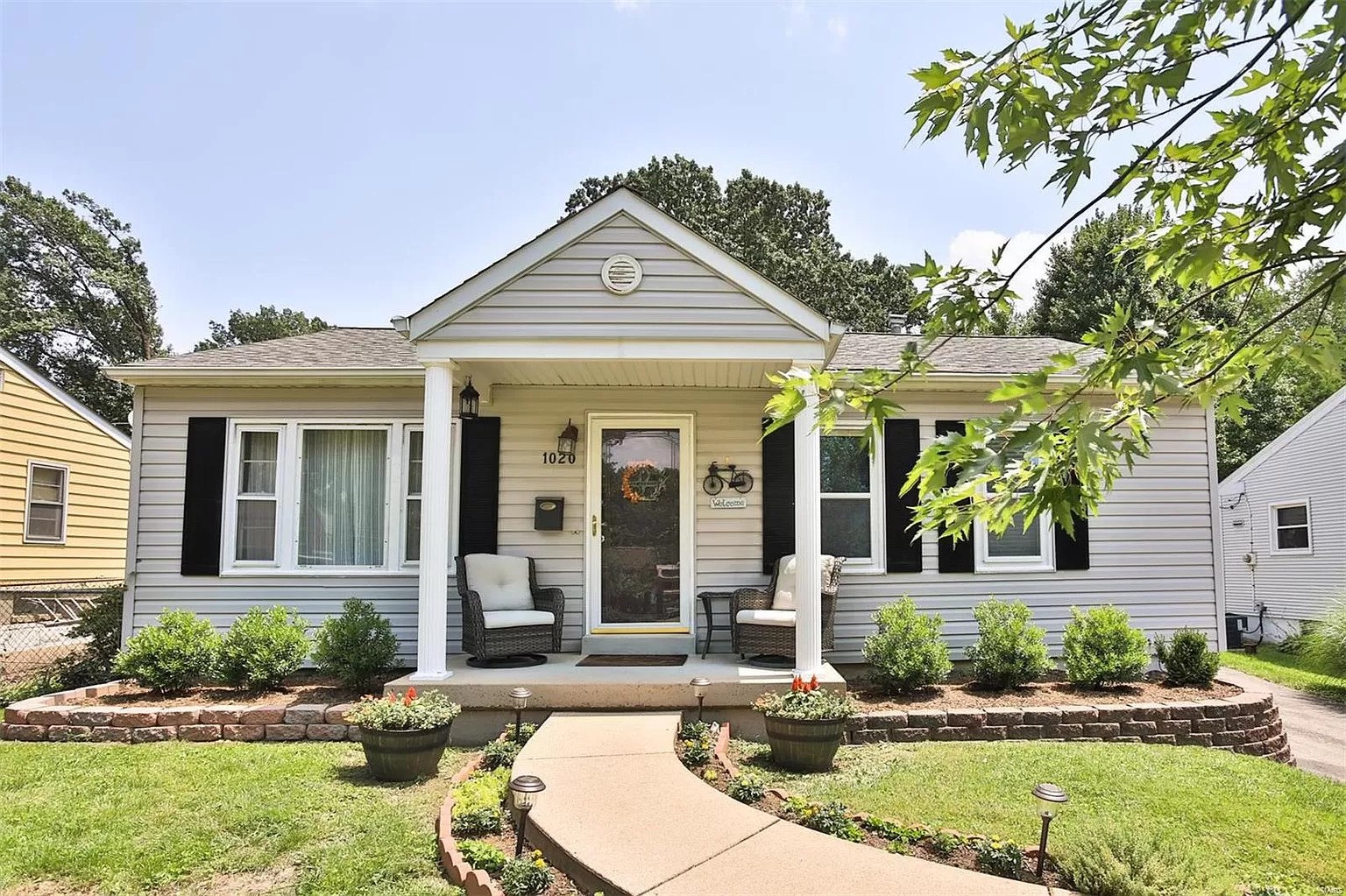 3 BR, 2 BA , 2 Car Garage Webster Groves Home With Massive Primary Suite