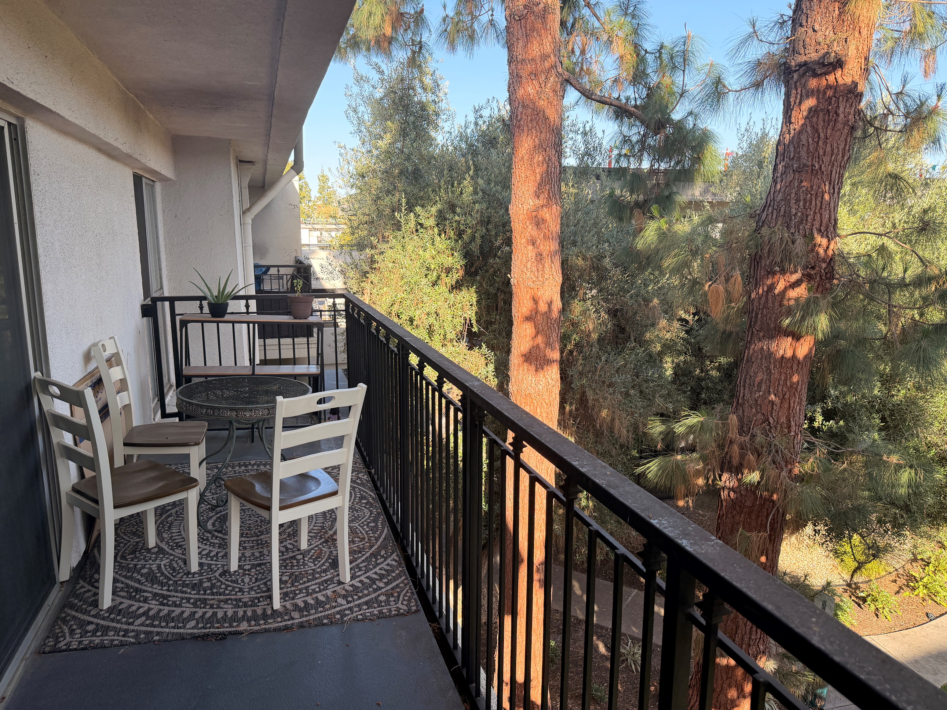 Shared Room Available In Avondale Apartments – Woodland Hills