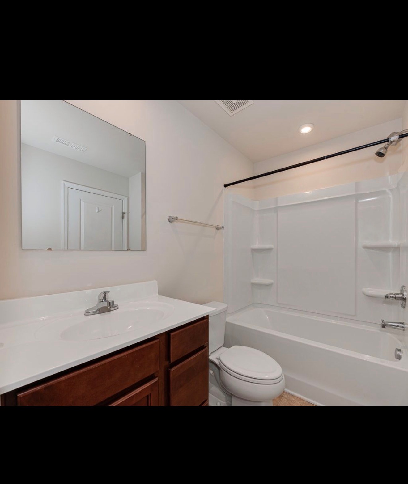 Beautiful Town Home With Spacious Wooden Deck