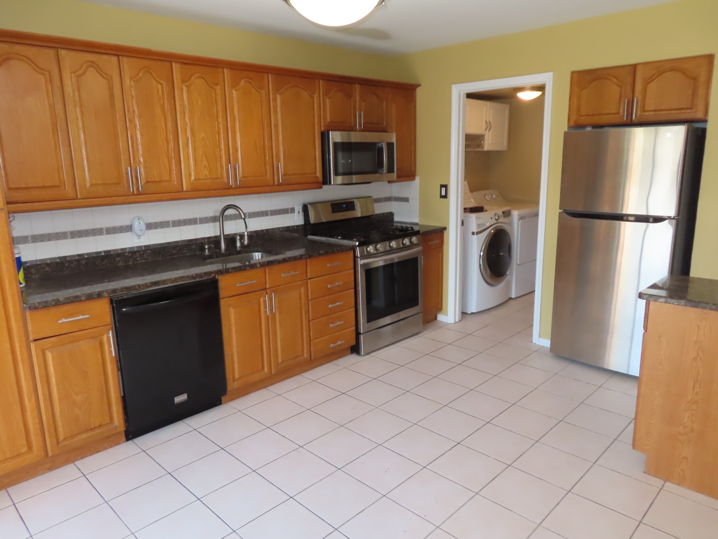 Well-maintained Townhouse In The Glen Meadows Community Of Hillsborough.