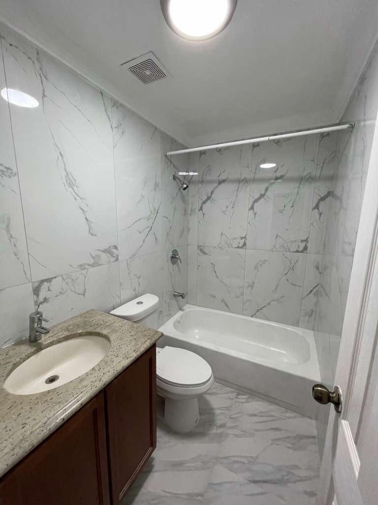 3-level Very Specious 2 Bedrm/2.5 Bath Townhouse W/garage For Rent  Edison Manor, Edison, NJ - 5 Min. Walk To Train Sta.