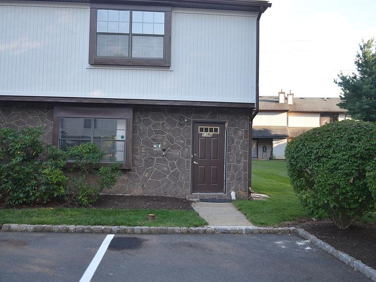 Beautiful 3 Bedroom 2.5 Bath Townhome For Rent In Desirable Victoria Park Community  In Edison NJ