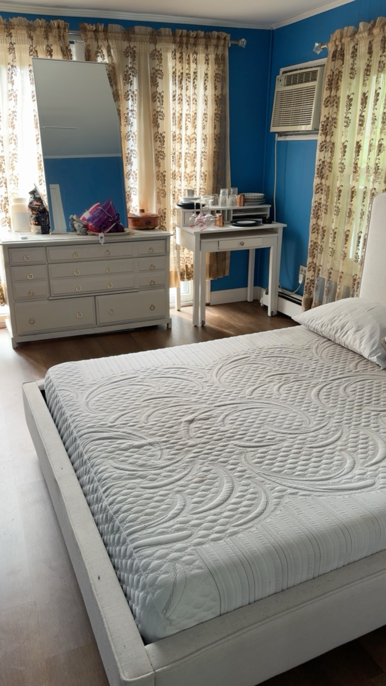 One Bedroom (ALL UTILITIES, INTERNET And FURNITURE) Included.  
10 Mins Walking From Metropark Train Station And 5 Mins Walk Fro