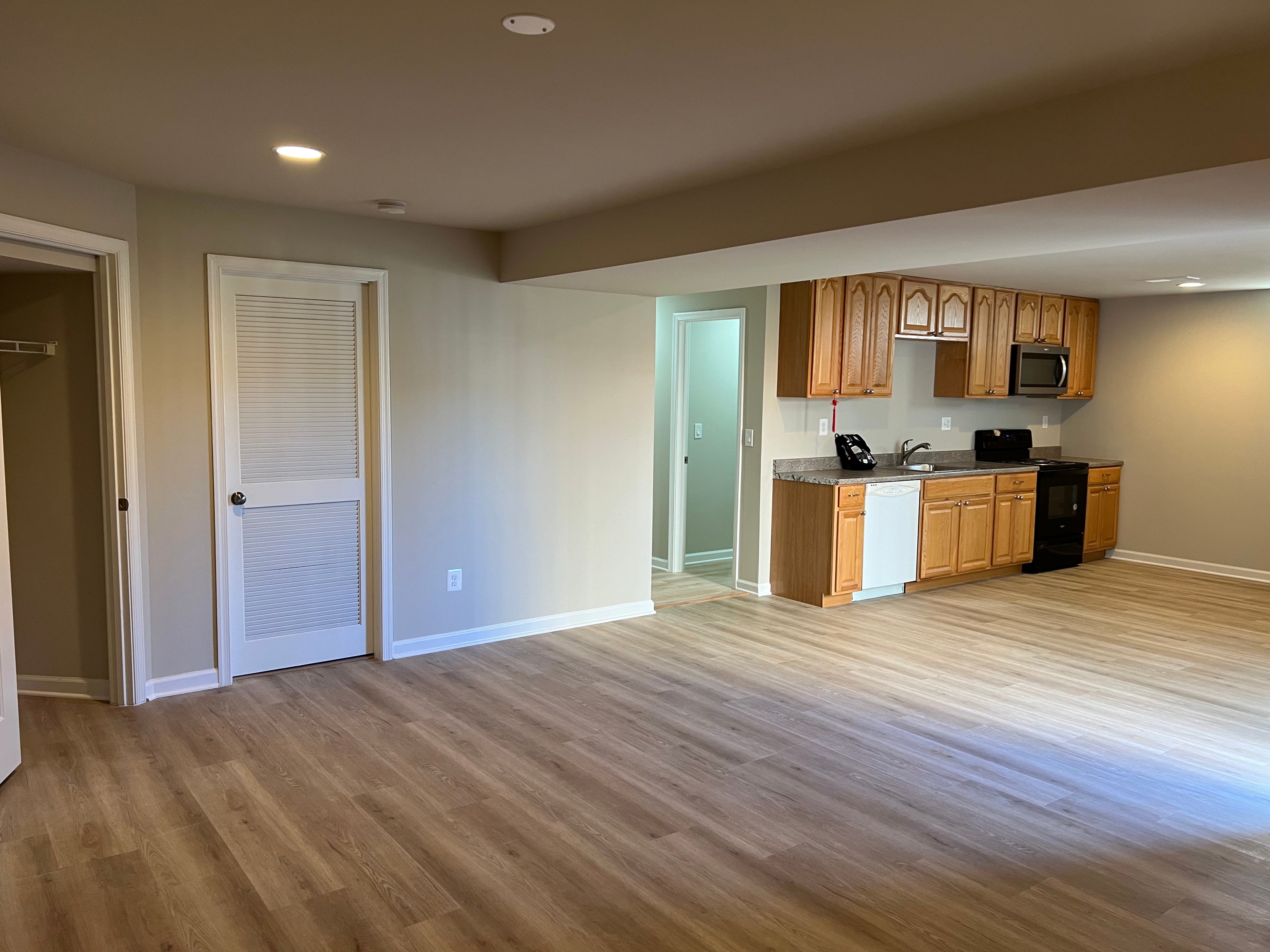 Spacious 2 Bed / 1 Bath Basement Apartment - Full Kitchen - Private Entrance