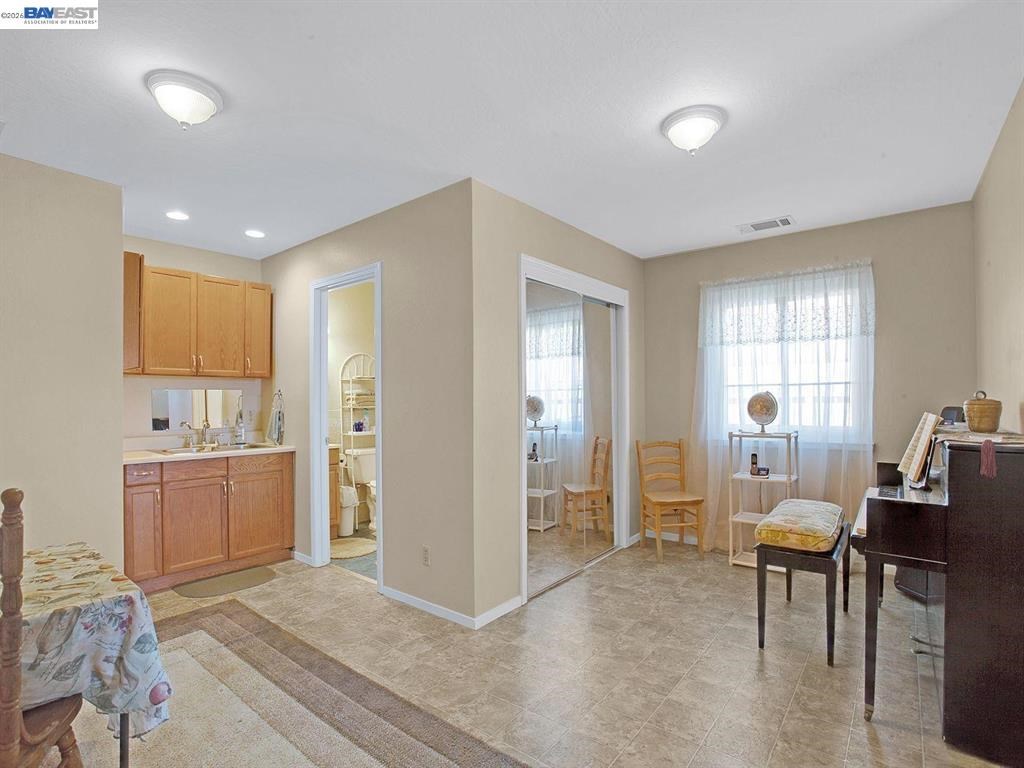 ***1 Bed Room, 1 Bath Property At A Walking Distance From New Park Mall In Newark $1995 Per Month***
