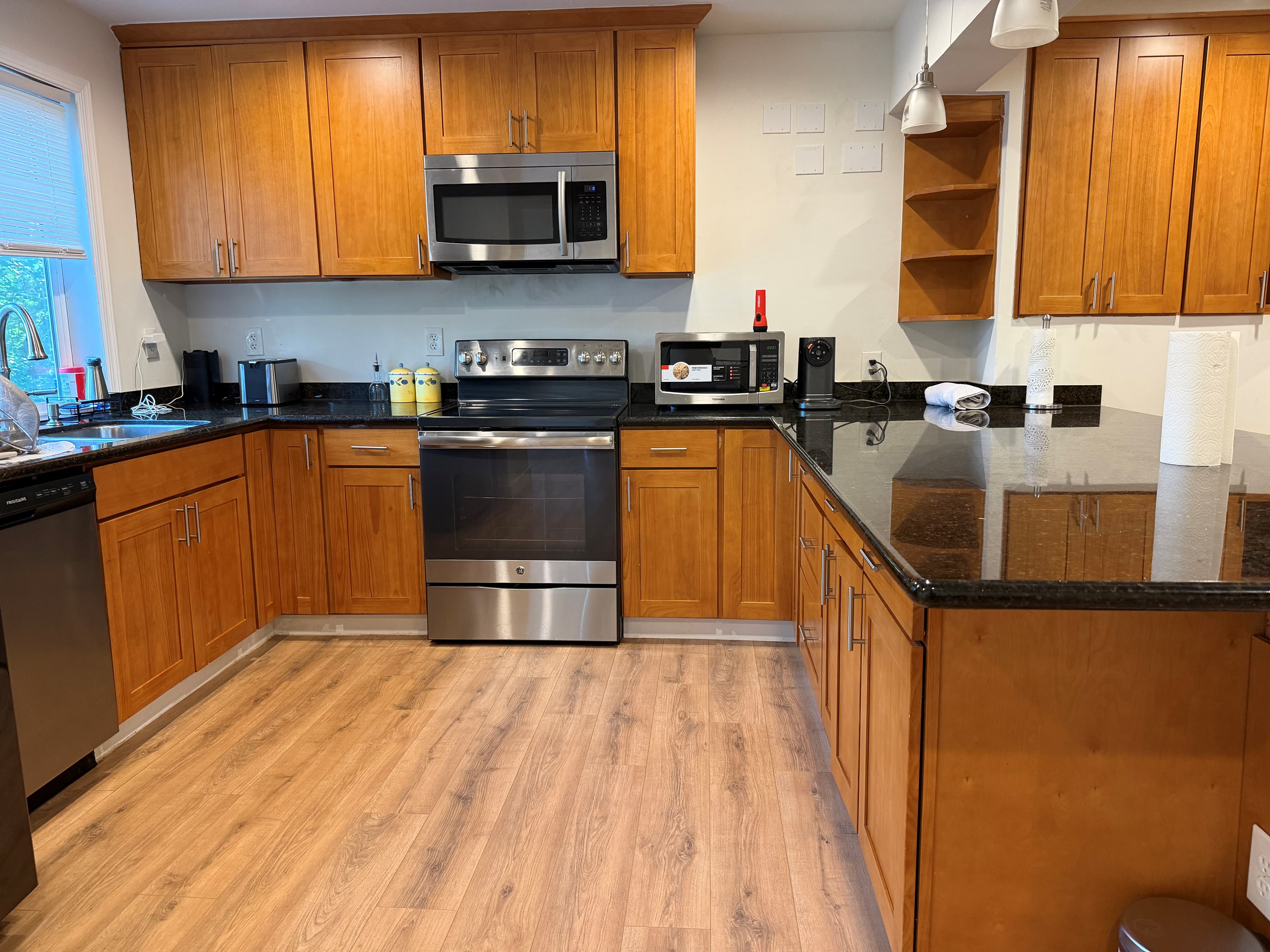 Bright & Spacious 2BR Suite In Bellevue's Somerset