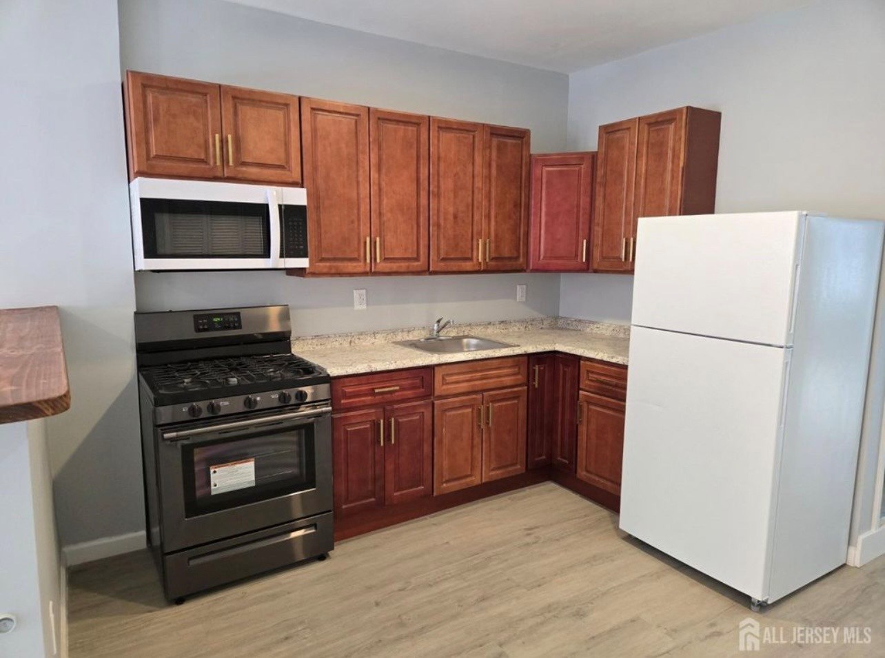Single Family House For Rent- 2 Bedrooms | 1 Full Bathroom |Back Yard Jersey City,NJ
