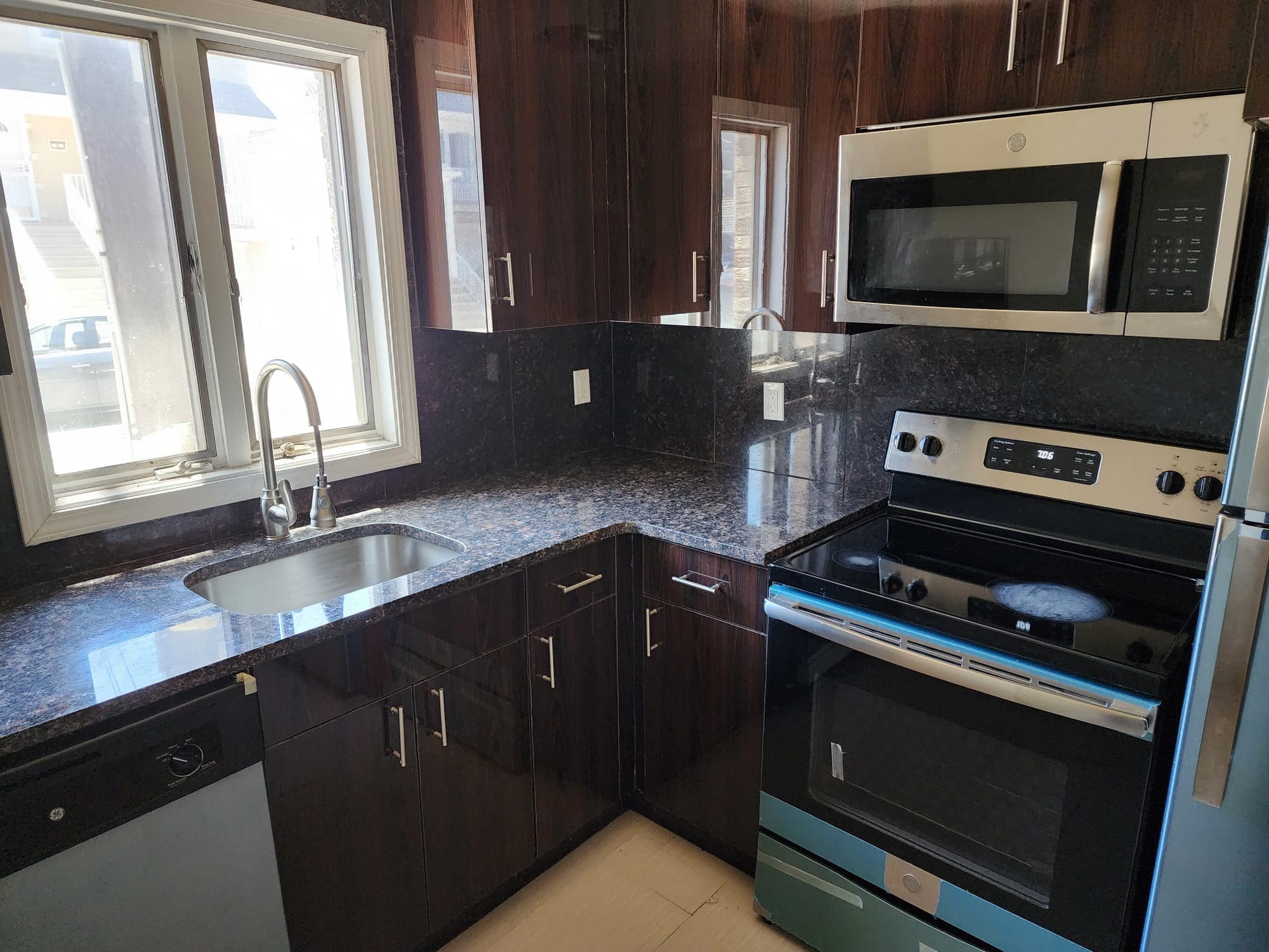 1BR / 2BR Apartment $2000 In Harrison NJ Including Parking Walkable To PATH Station, NJIT, Rutgers