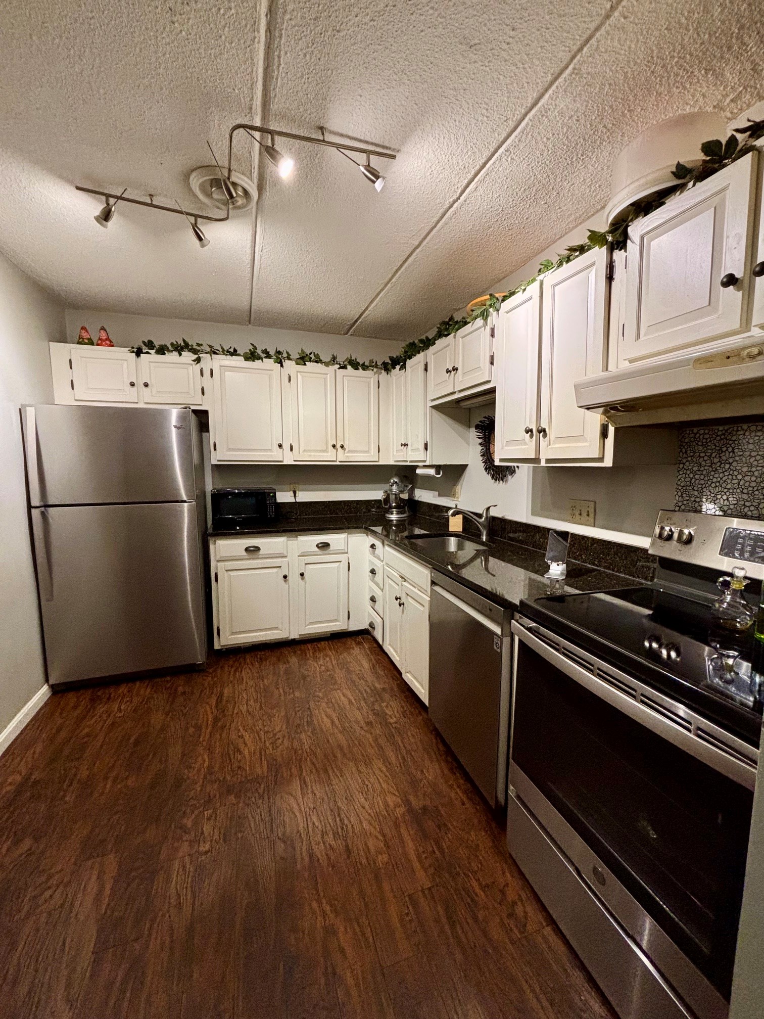 Modern 2 Bed 2 Bath Condo With Pool, Private Parking, Central Heating/cooling, Elevators And Walking Distance To Tufts