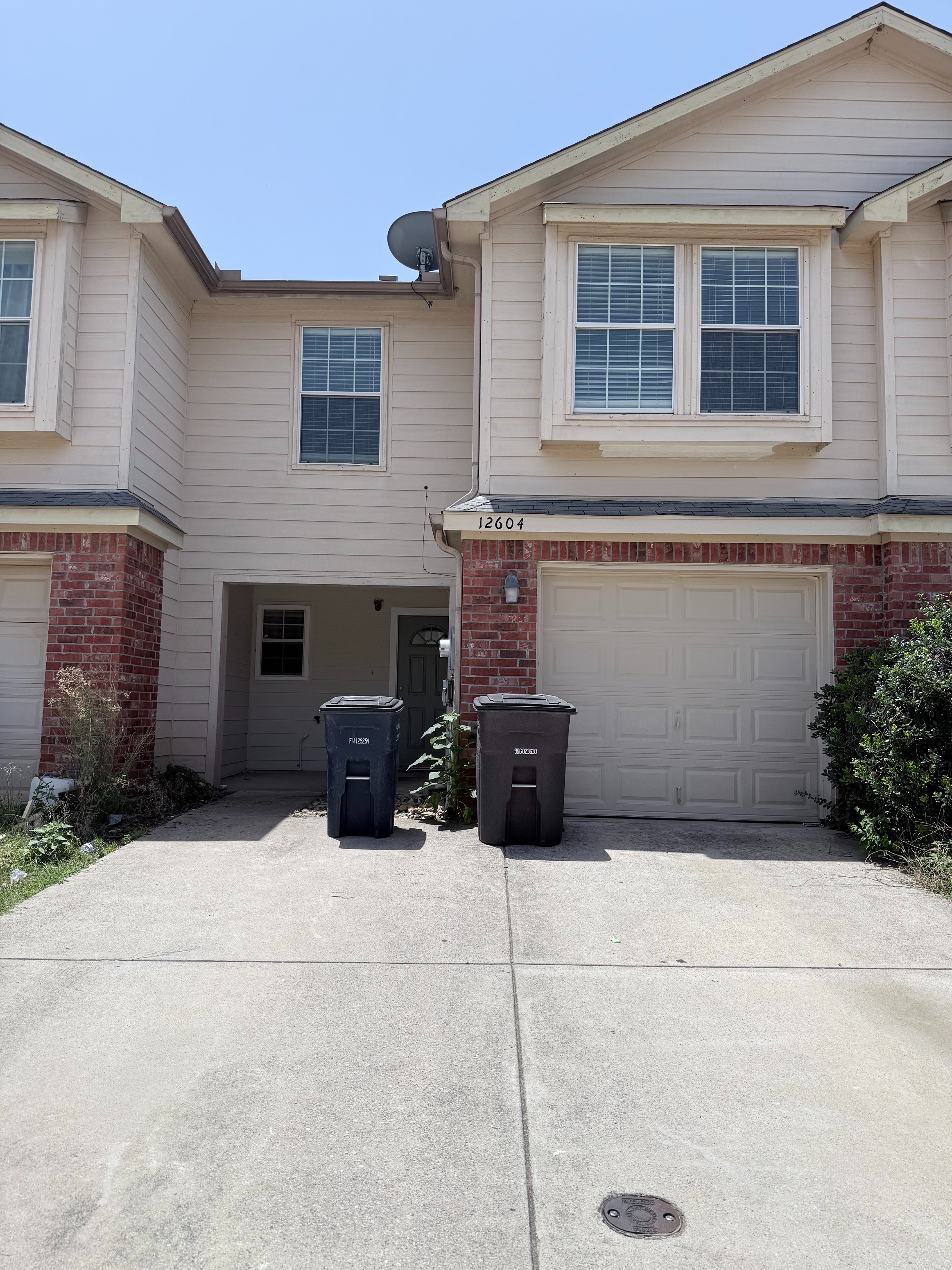 Townhouse In Euless 15 Minutes From UTA And Irving With Backyard And Patio.