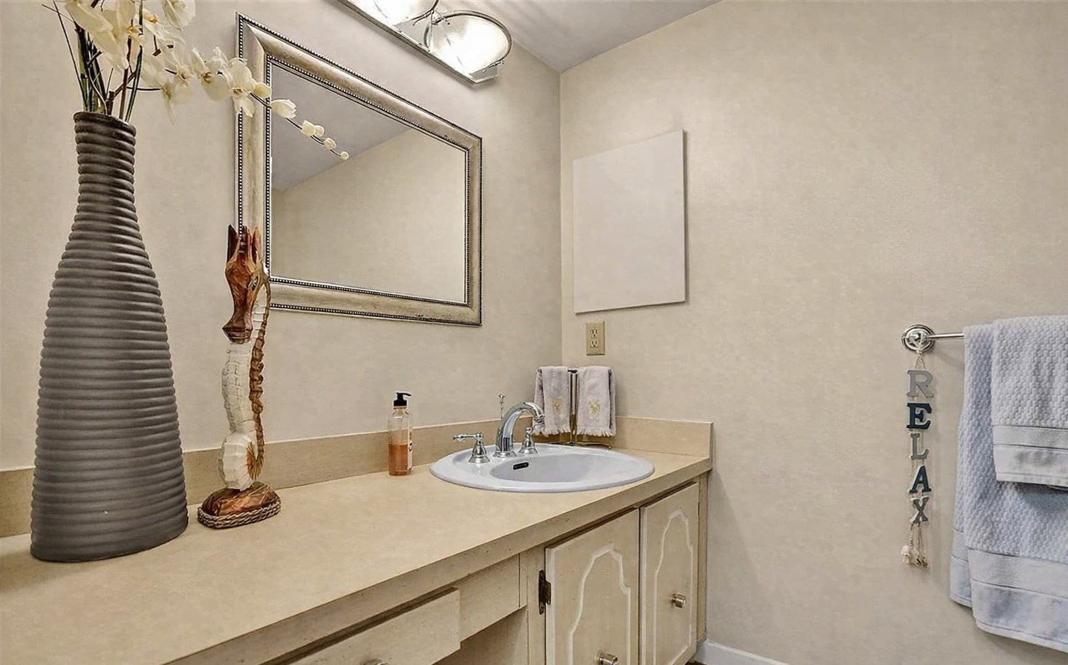 Renovated 2BR/2BA At The Falls Of Inverrary — Water, Cable & Internet Included!
