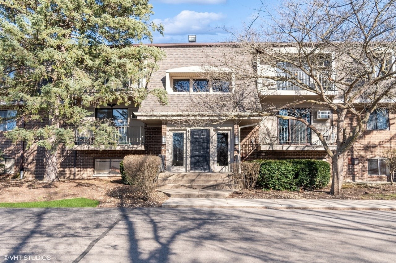 Updated 2-Bedroom Condo For Rent In Naperville – $1,900/Month