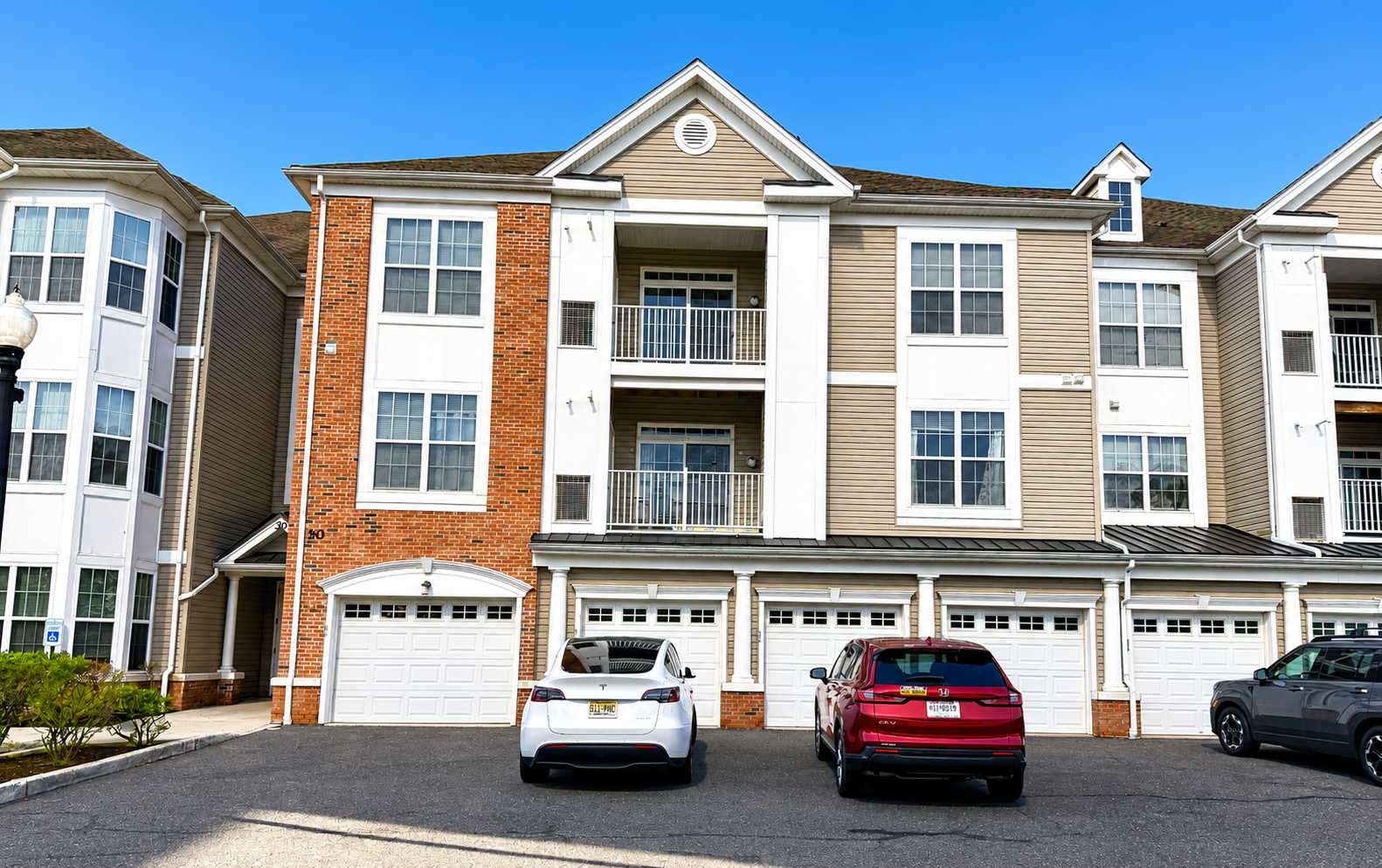 Click to Enlarge Luxury Living, Spacious Condo With Clubhouse Facility In A Most Desirable Commute Friendly Location.