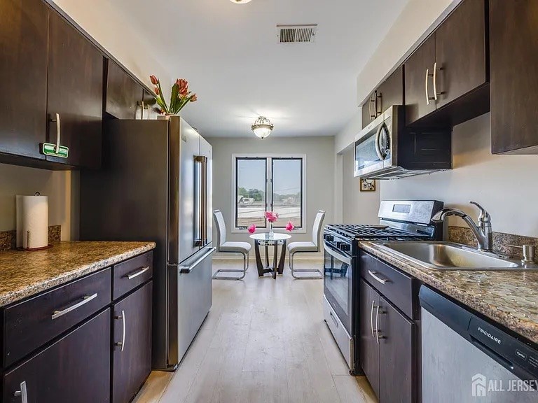 Charming 2BR/2BA Condo In Desirable Peach Street Village (close To Metropark, Avenel