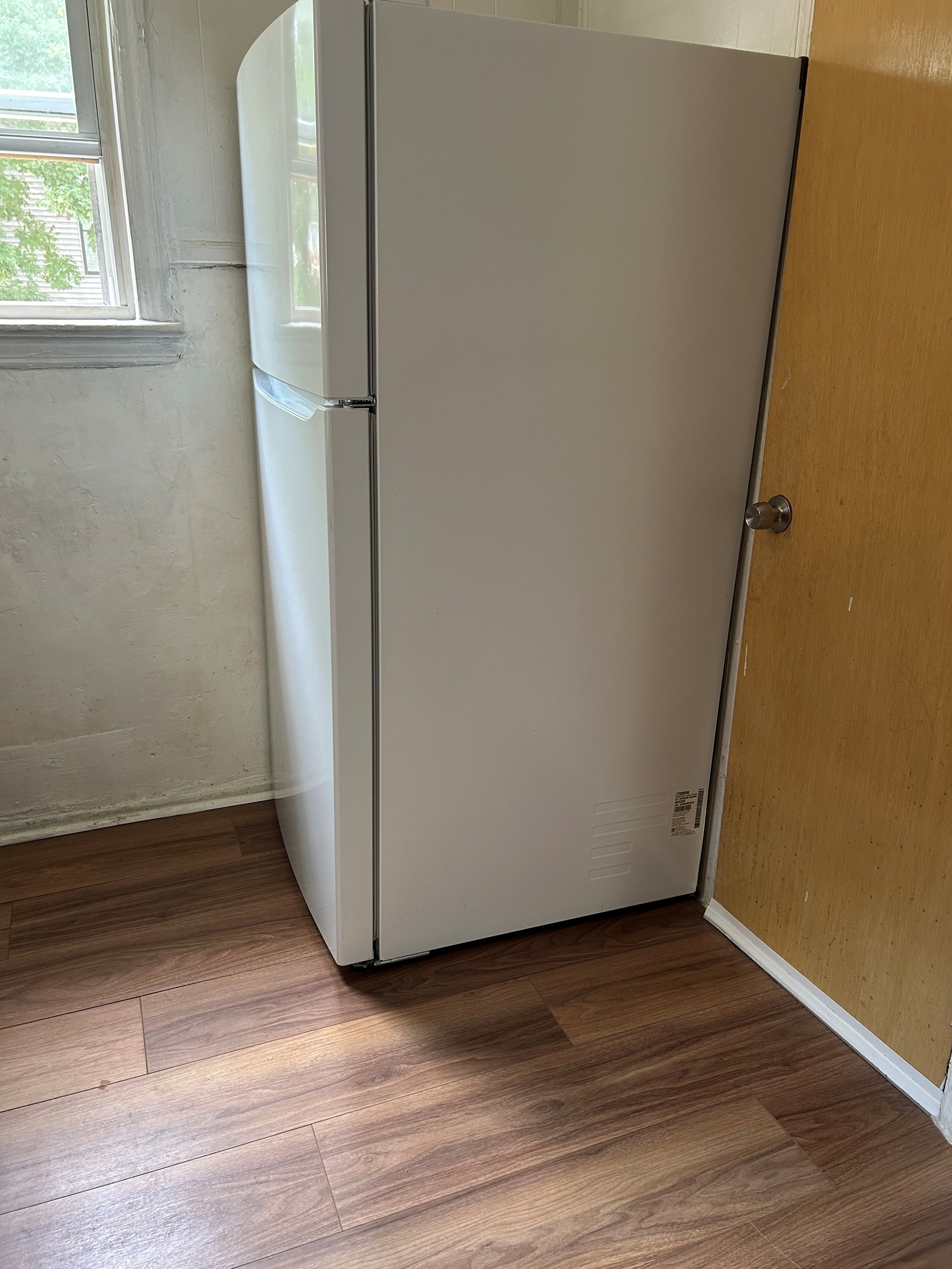 Large Private 1 Bedroom With Full Kitchen And Attached Bath, Easy Commute Near Park And Shopping