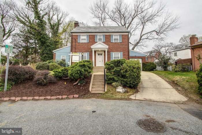 Private Basement - Separate Entrance, Access To Backyard, Walking Distance To Metro