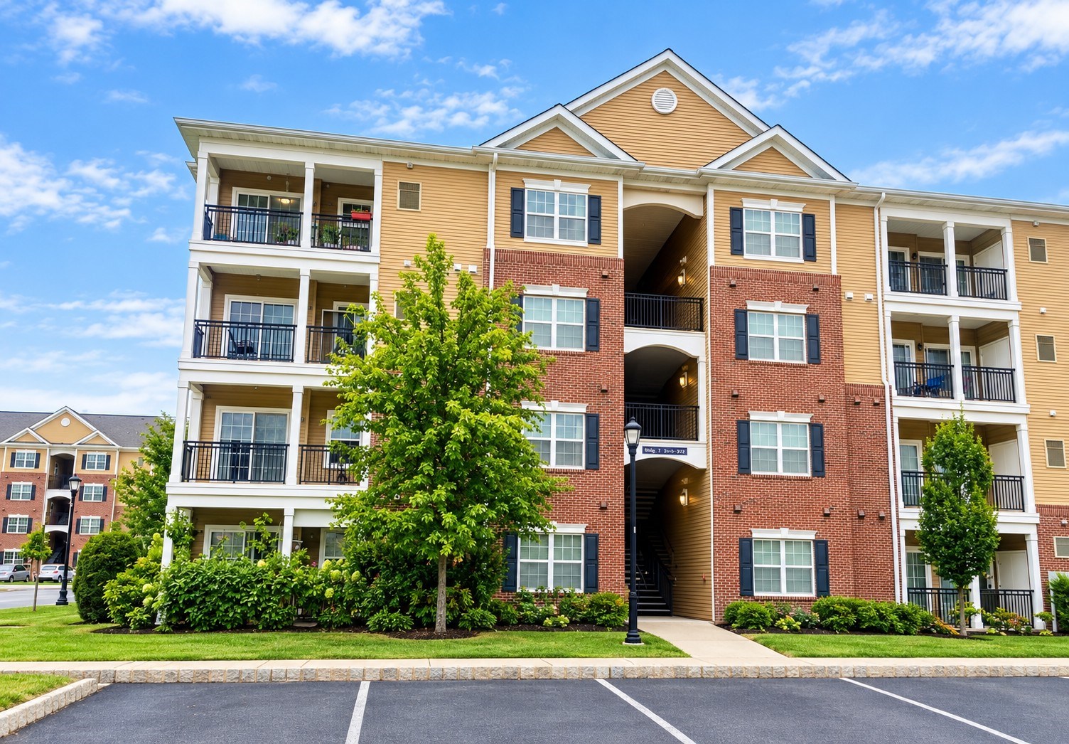 Click to Enlarge 2 Bedroom 2 Bath Luxury End Unit Condo With A Storage Room And Clubhouse Facility.