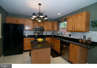 One Room With Shared Bath Available In A Town Home