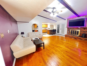 Master Bedroom With Attached Bathroom Including All Utlitilites $1200 For 1 Person And $1300 For 2 Person