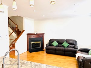 Master Bed Room Available For Rent In A Townhouse Near Herndon Clock Tower.
