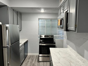 Furnished Private 1 Bed 1 Bath Spacious Basement - With Washer Dryer And Kitchen
