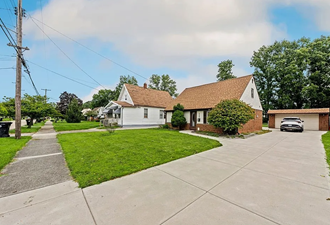 3 Bed / 1.5 Bath, 2 Car Detached Garage Available For Shared Accommodation