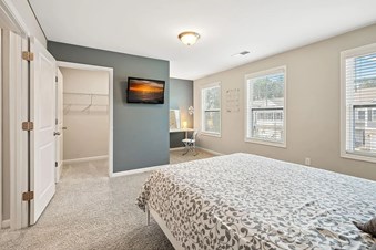 Single Room With Shared Bathroom Available