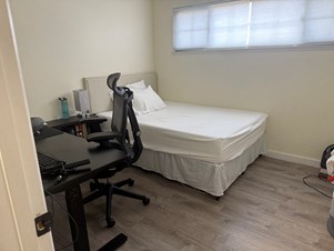 Private Room With Private Bath. Short Term Or M-F Paying Guest. Walkable To Stores And Bus Stop.