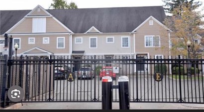 Seeking Female Roommates |An Individual Bedroom In A Beautiful Townhouse | Including Utilities| Near Downtown