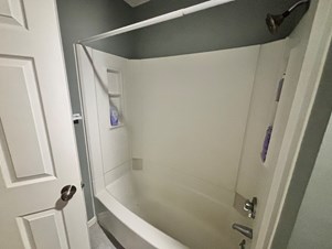 Manchester, CT - Updated Townhouse Near Buckland Hills Mall Looks Like New, With New High-end Appliances, New Wood Flooring Thro