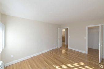 2B/1B Available In A 2bed/1.5 Bath Townhouse
