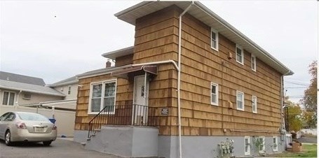 Beautiful Furnished Rooms In The First Floor And Second Floor In Colonia. Commuter Delight. Very Calm Locality.