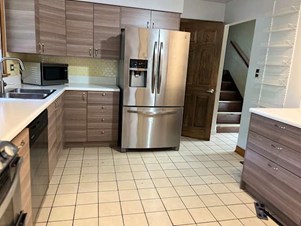 Large Bedroom  In A Single Home In Naperville